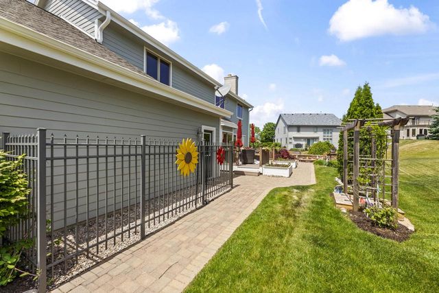 2138 Deer PATH, Waukesha, WI 53189
