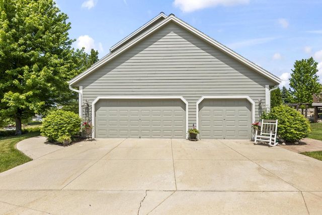 2138 Deer PATH, Waukesha, WI 53189