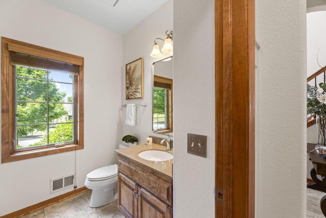 2138 Deer PATH, Waukesha, WI 53189