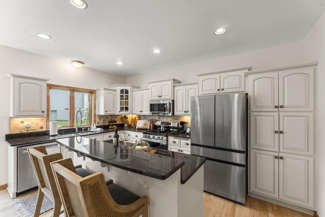 2138 Deer PATH, Waukesha, WI 53189