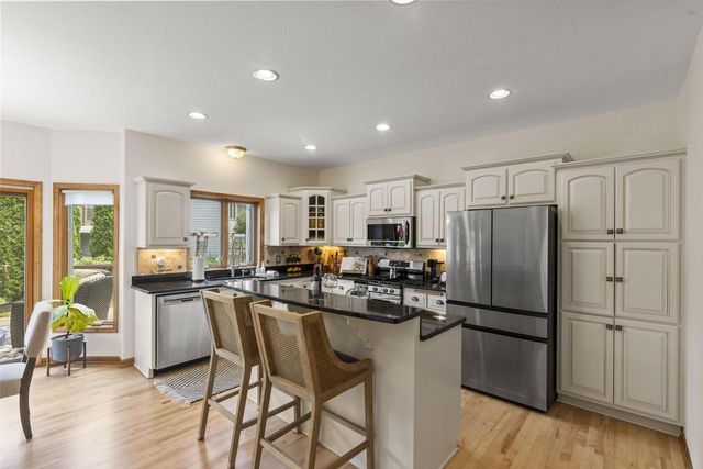 2138 Deer PATH, Waukesha, WI 53189