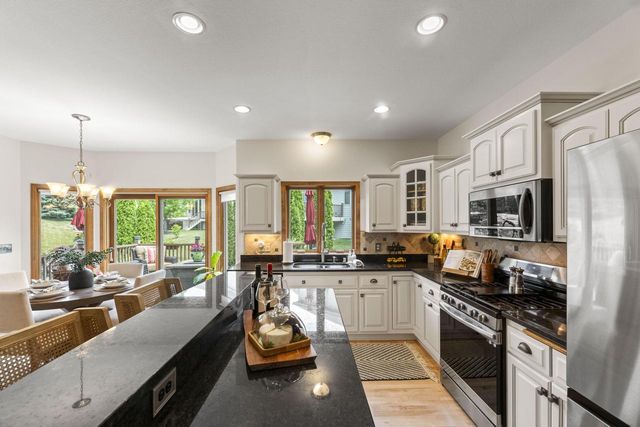 2138 Deer PATH, Waukesha, WI 53189