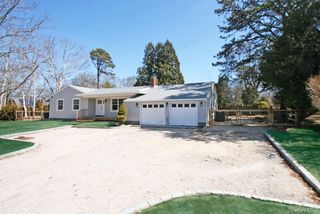 32 White Oak Lane, Westhampton Beach, NY 11978