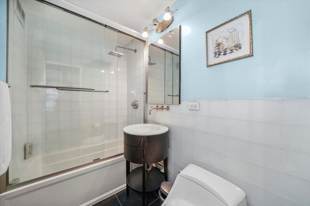 247 E Chestnut Street 502, Chicago, IL 60611