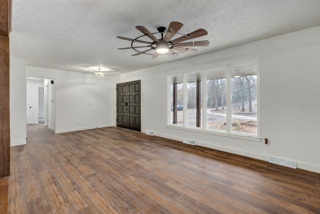 3526 W Farm Road 88, Springfield, MO 65803