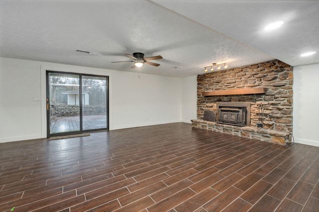 3526 W Farm Road 88, Springfield, MO 65803