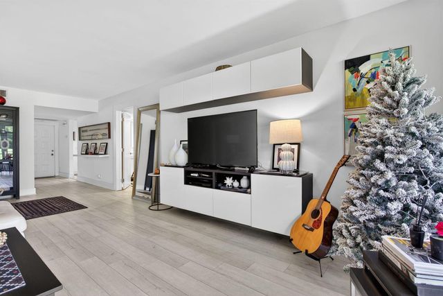 901 W Cypress Lane 103, Pompano Beach, FL 33069