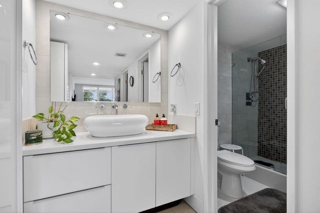 901 W Cypress Lane 103, Pompano Beach, FL 33069