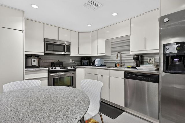 901 W Cypress Lane 103, Pompano Beach, FL 33069