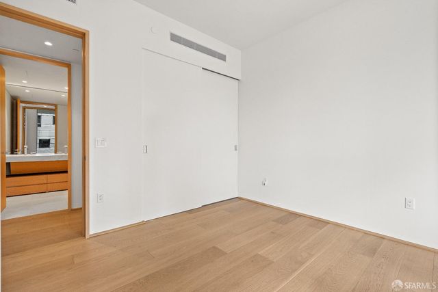 1 Steuart Lane 1605, San Francisco, CA 94105