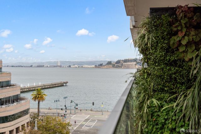 1 Steuart Lane 1605, San Francisco, CA 94105