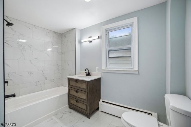 45 Leslie St, East Orange City, NJ 07017