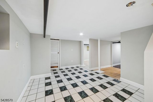 45 Leslie St, East Orange City, NJ 07017
