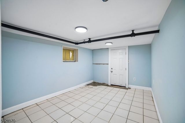 45 Leslie St, East Orange City, NJ 07017