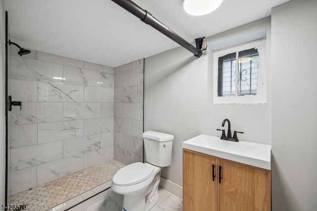45 Leslie St, East Orange City, NJ 07017