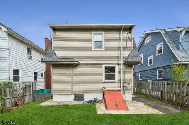 45 Leslie St, East Orange City, NJ 07017