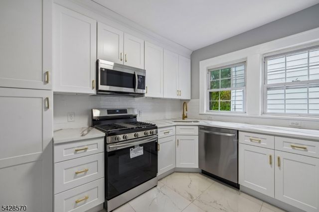 45 Leslie St, East Orange City, NJ 07017