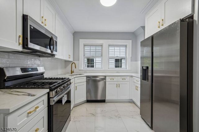 45 Leslie St, East Orange City, NJ 07017