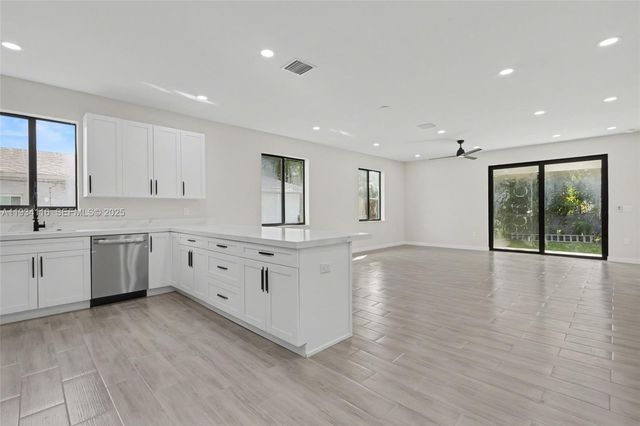 241 SW 4th St, Dania Beach, FL 33004