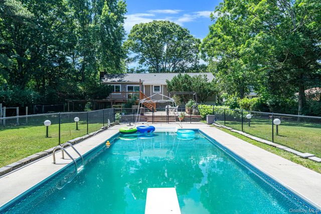 7 Somerset Street, Centereach, NY 11720