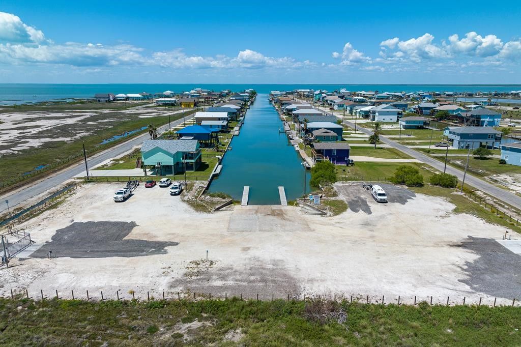181 Shady Oaks Dr, Rockport, TX 78382 — photo 2