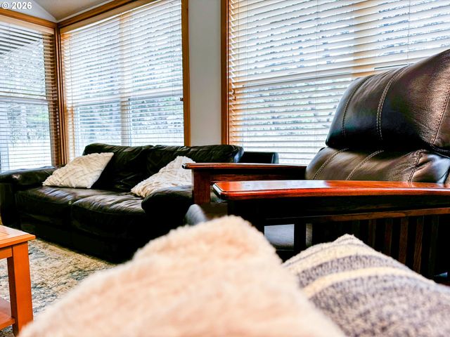 5670 BAREFOOT Ln, Pacific City, OR 97135