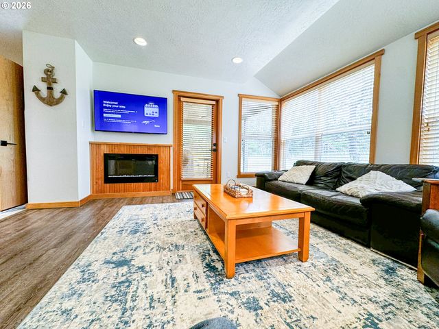 5670 BAREFOOT Ln, Pacific City, OR 97135