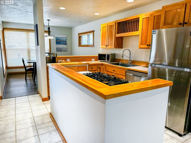 5670 BAREFOOT Ln, Pacific City, OR 97135