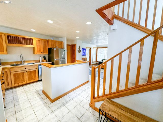 5670 BAREFOOT Ln, Pacific City, OR 97135