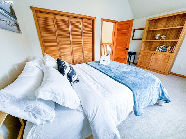 5670 BAREFOOT Ln, Pacific City, OR 97135