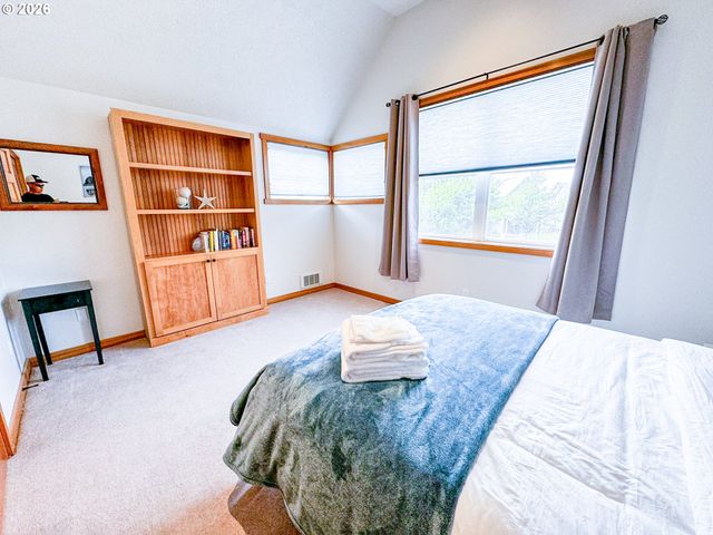 5670 BAREFOOT Ln, Pacific City, OR 97135