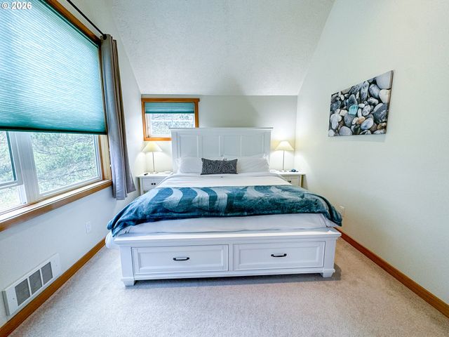 5670 BAREFOOT Ln, Pacific City, OR 97135