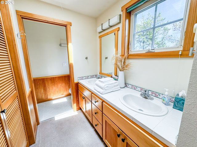 5670 BAREFOOT Ln, Pacific City, OR 97135