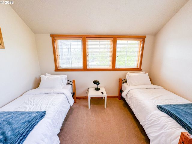 5670 BAREFOOT Ln, Pacific City, OR 97135