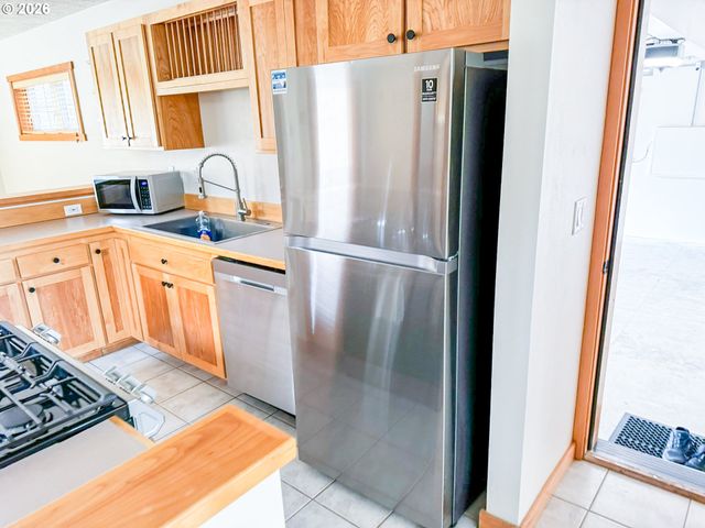 5670 BAREFOOT Ln, Pacific City, OR 97135