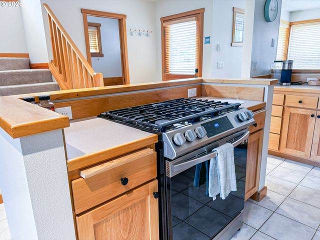 5670 BAREFOOT Ln, Pacific City, OR 97135