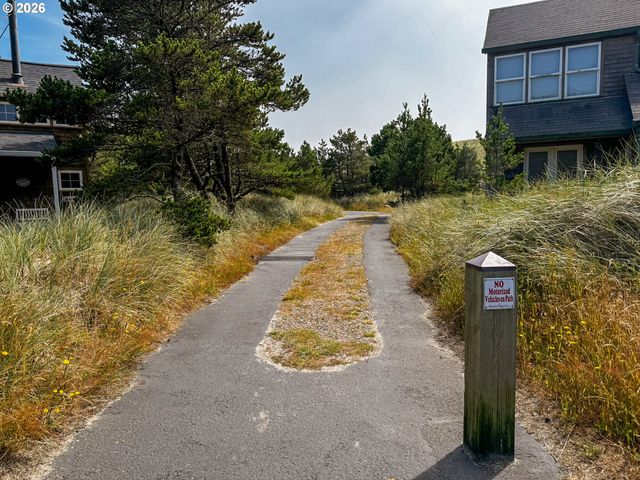 5670 BAREFOOT Ln, Pacific City, OR 97135