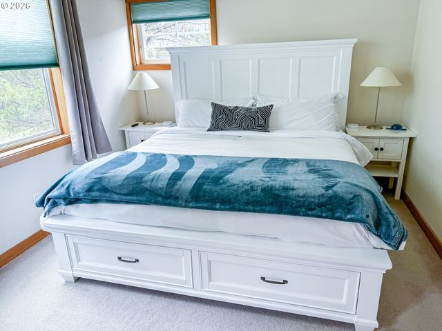 5670 BAREFOOT Ln, Pacific City, OR 97135