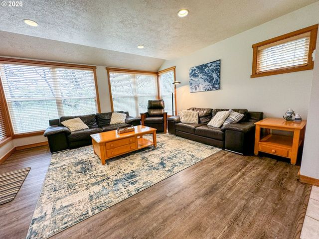 5670 BAREFOOT Ln, Pacific City, OR 97135