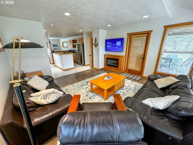 5670 BAREFOOT Ln, Pacific City, OR 97135