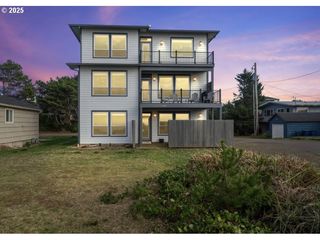 813 Sw 9TH St, Lincoln City, OR 97367