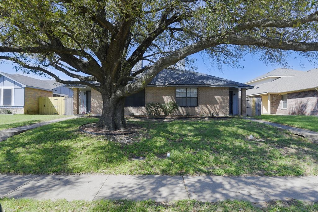 1433 N Bluegrove Road, Lancaster, TX 75134