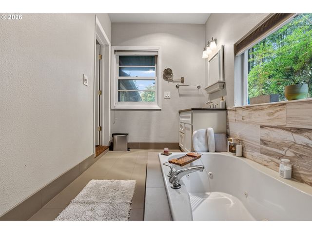 1517 Sw HIGHLAND Pkwy, Portland, OR 97221