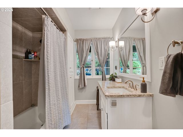 1517 Sw HIGHLAND Pkwy, Portland, OR 97221