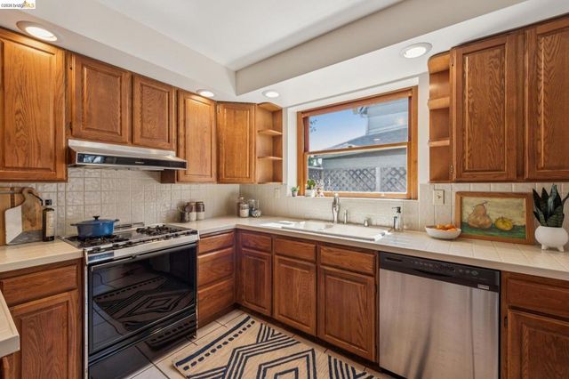 19 Veteran Way, Oakland, CA 94602