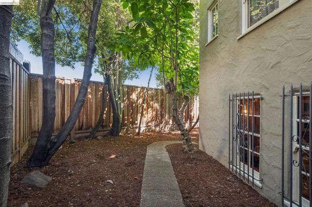 19 Veteran Way, Oakland, CA 94602