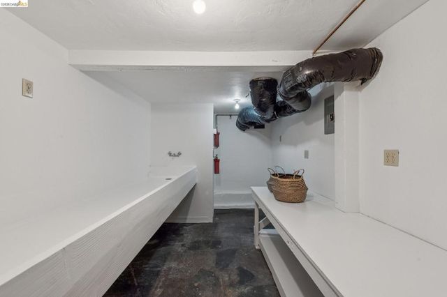 19 Veteran Way, Oakland, CA 94602