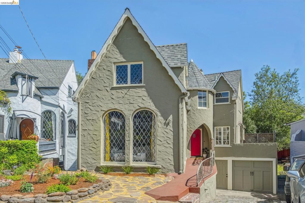 Image 2 of property listing at 19 Veteran Way, Oakland, CA 94602