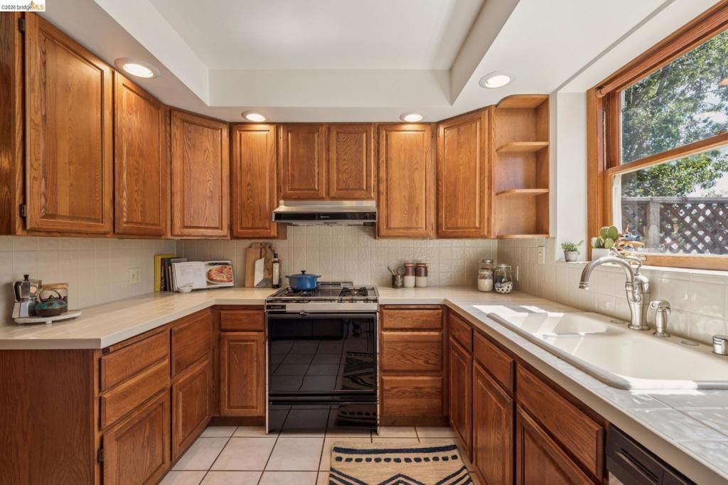 Image 20 of property listing at 19 Veteran Way, Oakland, CA 94602