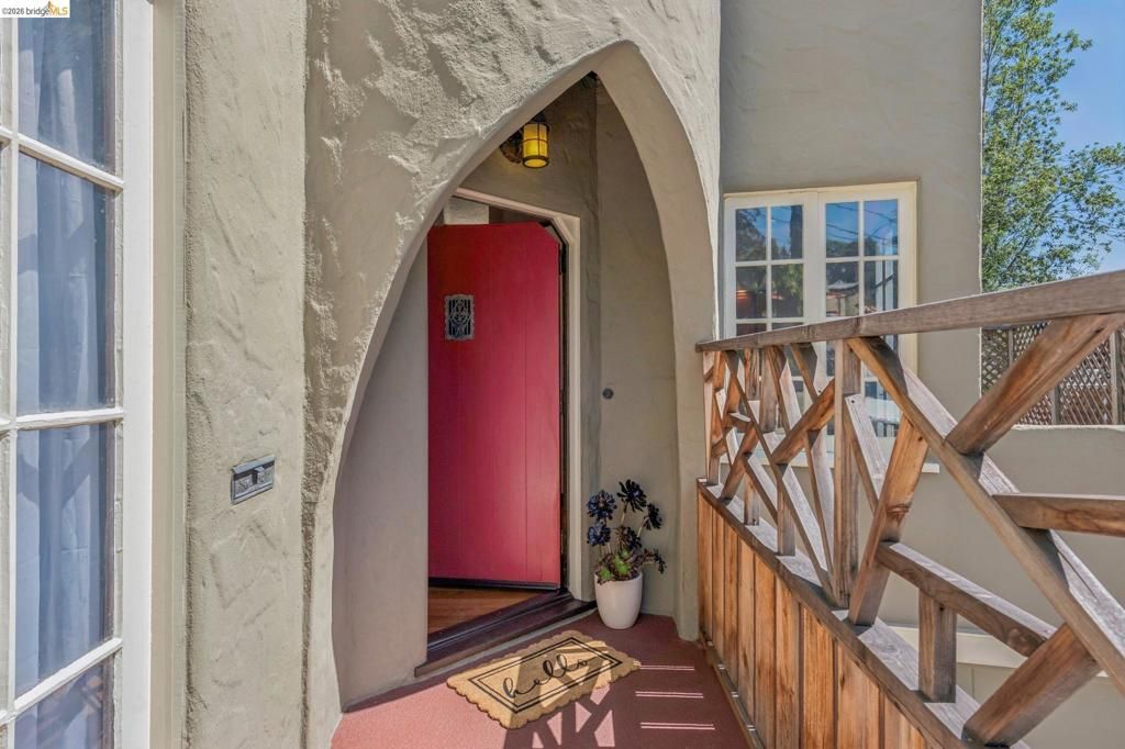 Image 3 of property listing at 19 Veteran Way, Oakland, CA 94602